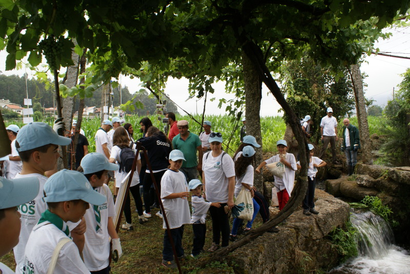 Voluntários limpam margens do rio Guisande