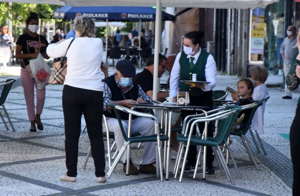 Câmara isenta esplanadas de taxas e permite alargamento
