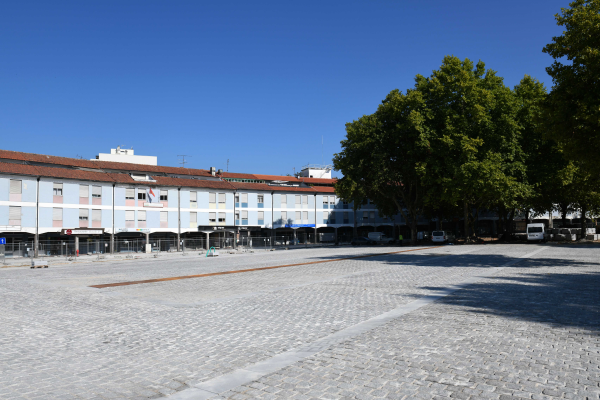 Abre ao público a primeira área de estacionamento renovado no antigo Campo da Feira