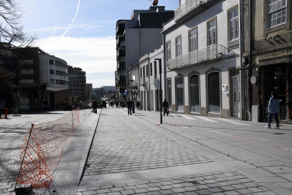 Rua D. Pedro V e rua José Gomes de Matos reabertas com circulação partilhada