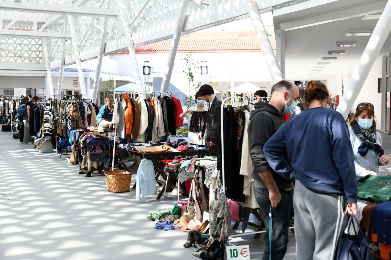 Feira de venda de artigos em 2ª mão na Praça - Mercado de Famalicão