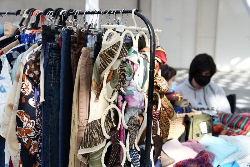Feira de venda de artigos em 2ª mão na Praça - Mercado de Famalicão