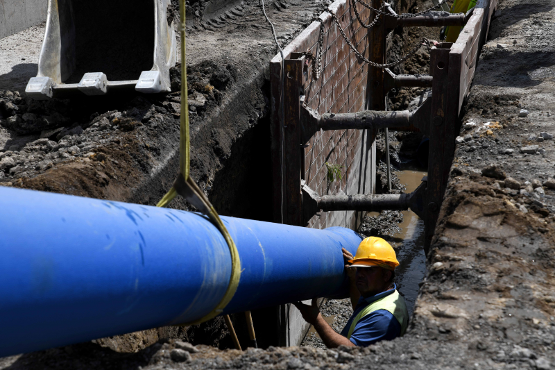 Desvio temporário de trânsito na Avenida Central, em Vale S. Cosme