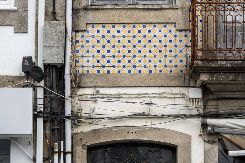 Câmara quer remover cabos inativos das fachadas do centro urbano