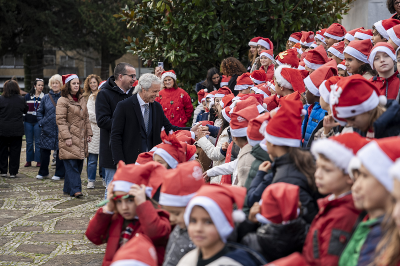 Espírito natalício invadiu o Jardim da Câmara Municipal com atuação dos alunos do Centro Escolar Luís de Camões