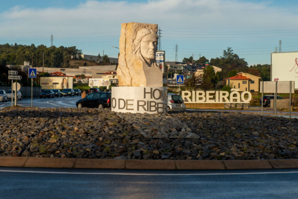 Ribeirão inaugura escultura que celebra a identidade da vila