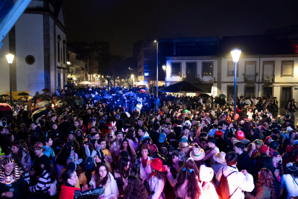  If it's Carnival... everyone goes! Rain didn't stop the crowds on the longest night of the year