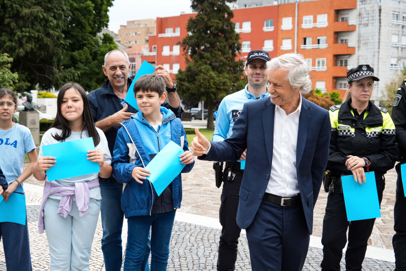 Laço humano com uma centena de crianças sensibiliza para os maus-tratos na infância
