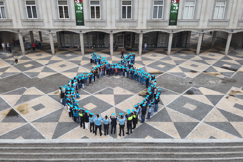 Laço humano com uma centena de crianças sensibiliza para os maus-tratos na infância
