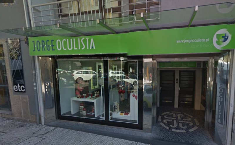 Jorge Oculista oferece óculos e consultas a crianças e jovens em risco